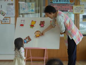 パネルシアター『あたまかたひざポン』を見ている様子