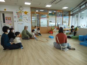 読み聞かせをしている様子