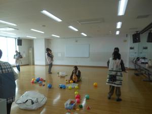 保育ボランティアによる参加者のお子さんの託児の様子。