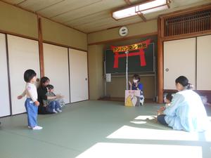 大型絵本「おっぱい」の読み聞かせの様子