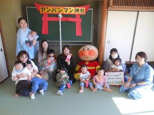 アンパンマン神社の前で、みんなで記念写真