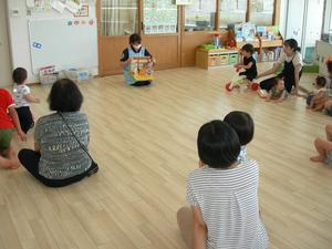 「おむすびころりん」の仕掛け絵本を見ている様子