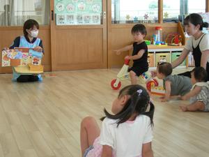 仕掛け絵本を見ながら、指差しする男の子