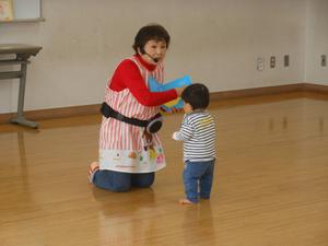 講師の先生の実演中、興味津々で近づく男の子の写真