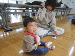 うさぎ風船を嬉しそうに持つ男の子の写真