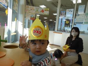 アンパンマンの冠を被っている男の子の写真