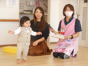タキシードのお洋服を着てきた11月生まれの男の子の写真