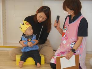 お誕生日の男の子にインタビューをしている様子
