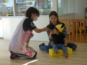 お誕生日の女の子にインタビューしている様子