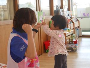 絵本に近づき、指をさしている女の子の写真