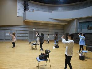 先生の指導のもと、ダンスをしている様子。