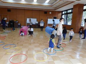 フープとトンネルで楽しく遊んでいる様子