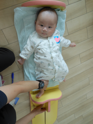 身長を測定している赤ちゃんの写真