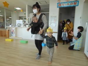 お誕生日のお祝いお友だちが入場する様子。