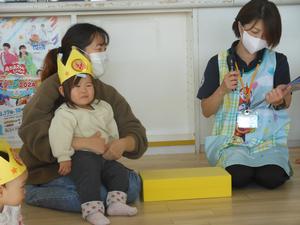 ママのお膝に座ってインタビューを受けている様子