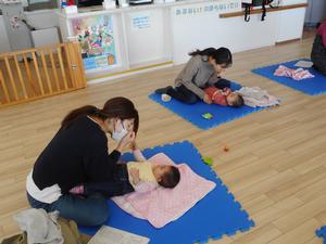 赤ちゃんにベビーサインを行っている様子