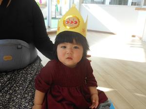 カメラ目線のお誕生児の女の子の写真