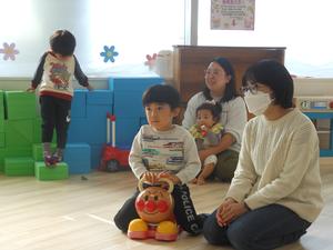 読み聞かせを見ている様子