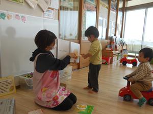 仕掛け絵本で開くのをお手伝いしてくれている様子