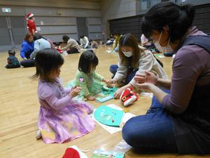 とんがり帽子を作っている様子
