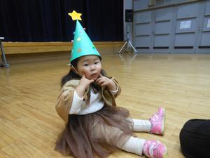 完成したとんがり帽子を被ってポーズをとる女の子の写真