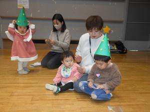 ビンゴゲームを楽しむ親子の写真