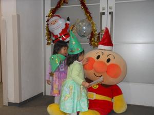 帰りにフォトスポットで大きなアンパンマンサンタとたわむれる女の子たちの写真