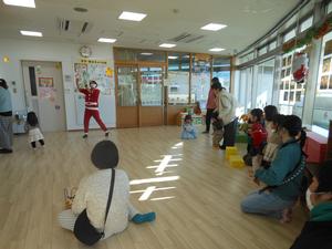 「イチゴサンタクロースと踊りましょう」を踊っている様子