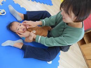 ふれあい遊び「あがりめさがりめ」で下がり目になっている赤ちゃんの写真
