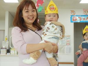 入場している親子の写真