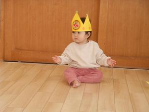 手作りのアンパンマン冠を被っている誕生児の女の子の写真