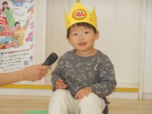 インタビューに答える3歳になる男の子の写真