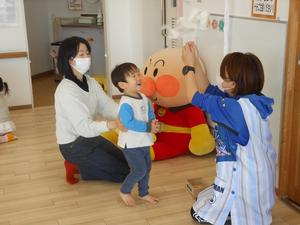 アンパンマン神社でお祓いをしてもらい喜ぶ男の子の写真