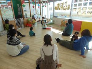 おあしす子ども室での読み聞かせの様子