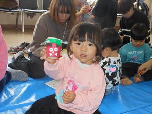 完成したお豆入れを見せてくれている女の子の写真