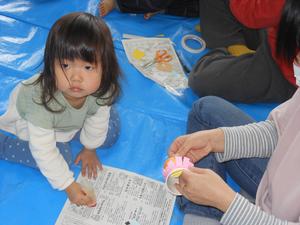 ママと鬼のお豆入れを作っている女の子の写真