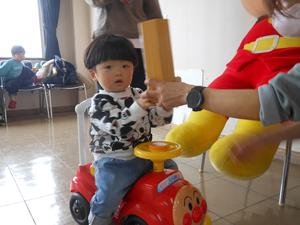 アンパンマンカーに乗っておみくじをする男の子の写真