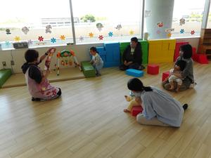 読み聞かせに参加している様子