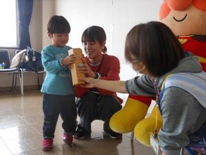 親子で仲良くおみくじをしている様子