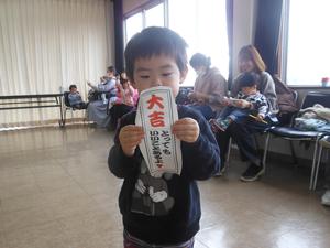 大吉のおみくじを見せてくれる男の子の写真