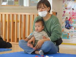 赤ちゃんを膝に乗せ、自己紹介をしている様子