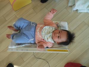 体重を測定している赤ちゃんの写真