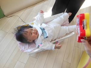 体重測定で半べそになってしまった女の子の写真