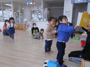 絵本に近づく子ども達の様子