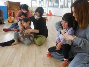 親子で「いっぽんばしこちょこちょ」をしている様子