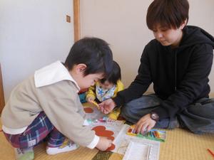 バレンタインチョコ工作をしている親子の様子