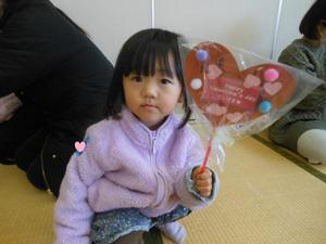 完成したチョコを見せてくれる女の子の写真