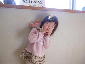 完成したチョコを持ってポーズをする女の子の写真