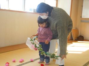 ゲームでお花を摘む親子の様子