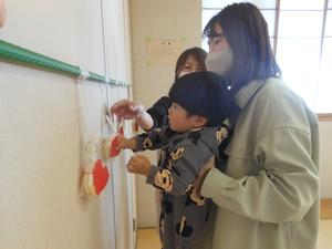 ゲームでハートの付いたおせんべいをゲットする男の子の様子